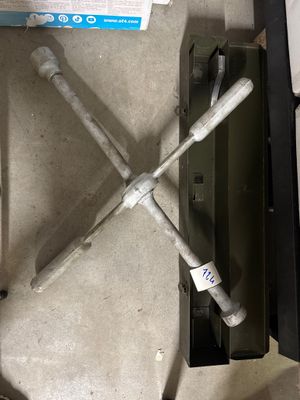 une boîte de papier toilette et une brosse de toilettes par terre