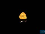 un diamant jaune sur fond noir