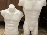 deux mannequins en céramique blanche assis l'un à côté de l'autre sur un comptoir