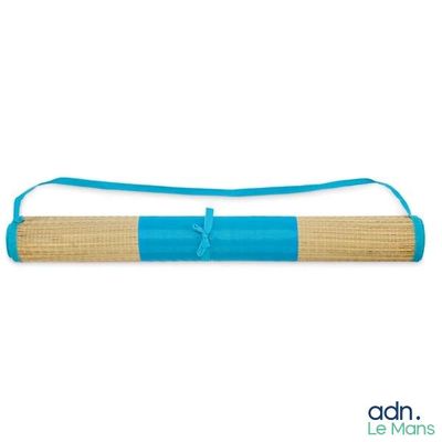 Le tapis de yoga est entouré d'un ruban bleu et se détache sur un fond blanc.