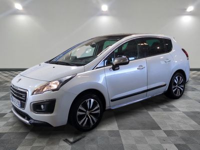 la petite voiture blanche est garée dans la pièce au sol en damier
