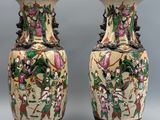 une paire de vases chinois ornés de motifs floraux, posés sur une table