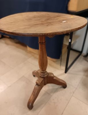 Petit guéridon tripode en bois naturel.