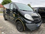 une camionnette noire garée sur le bord de la route