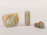 trois morceaux de pierre sont posés les uns à côté des autres sur une surface blanche