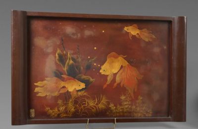 peinture représentant deux poissons rouges dans un étang, sur fond rouge