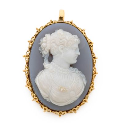 un gros plan du visage d'une femme sur un pendentif plaqué or