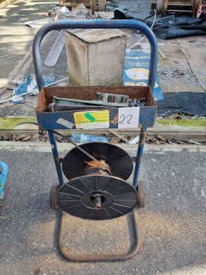 un chariot sur lequel est posée une caisse