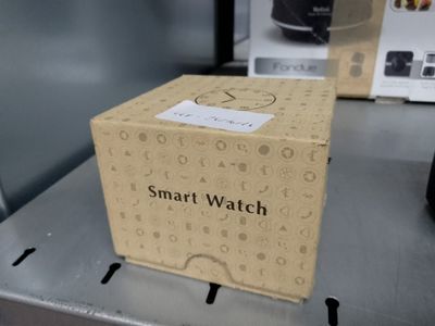 une boîte posée sur une étagère dans un magasin