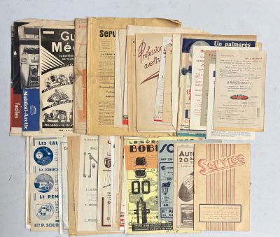 un tas de vieux livres posés sur une table