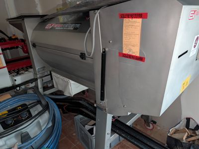 une machine posée sur une table dans une pièce