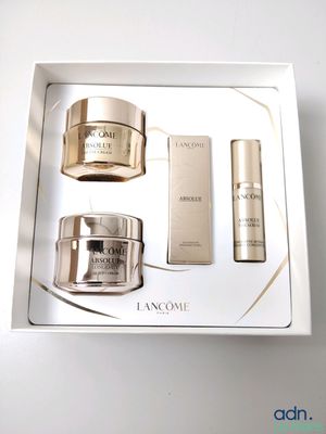 une image représentant une boîte blanche contenant un ensemble de produits de soins de la peau