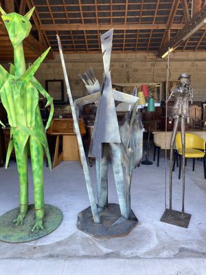 de nombreuses statues exposées dans une salle