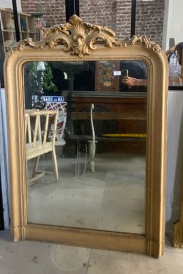un miroir posé sur le sol d'une pièce