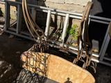 beaucoup de déchets par terre devant un immeuble
