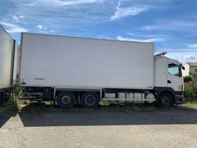 un gros camion blanc garé sur un parking