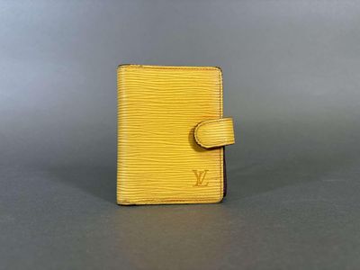 Louis Vuitton. Porte-agenda PM en cuir épi jaune, intérieur …