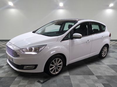 une Ford C-Max blanche garée sur un sol à damier