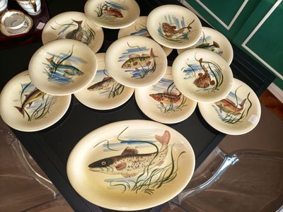 beaucoup d'assiettes remplies de poisson sur une table