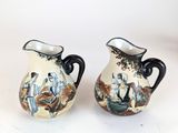 deux vases posés sur une table
