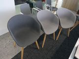 quatre chaises alignées par terre