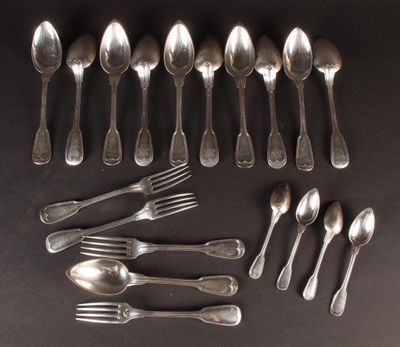 un grand nombre de cuillères et de fourchettes disposées sur une table