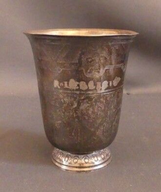 Timbale tulipe en argent sur piédouche ciselée et gravée de …