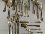 beaucoup de cuillères en argent et de cuillères sur la table