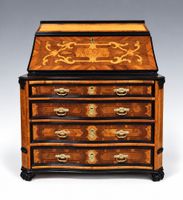 Commode scriban en placage de noyer et prunier, l'abattant d…