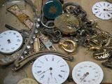 de nombreux modèles de montres dans un bol en verre