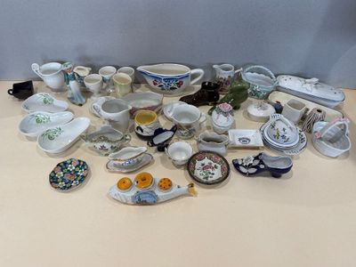 beaucoup de petits plats et de tasses sur la table