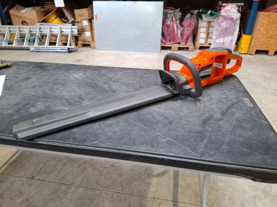 une tronçonneuse posée sur une table dans un magasin