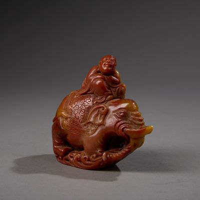 CHINE. Cachet en stéatilte rouge et beige en forme de person…