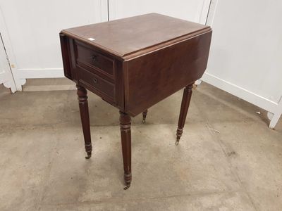 une petite table avec un tiroir dans une pièce