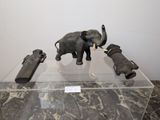 un éléphant et un fusil exposés dans une vitrine