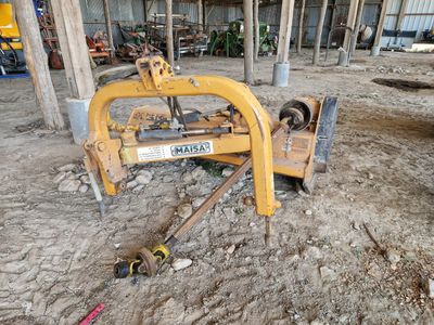 une machine posée à même le sol, dans la terre