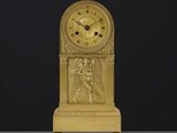 une horloge en or posée sur une table
