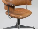 une image représentant un fauteuil de bureau en cuir marron à roulettes sur fond blanc