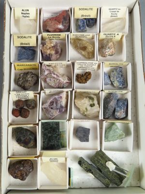 une boîte remplie de roches et de pierres de toutes sortes