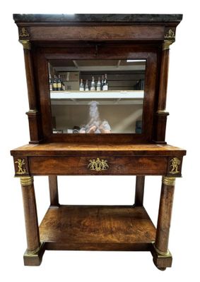 une vieille table en bois sur laquelle est posé un miroir