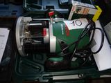 une machine verte et blanche posée sur une boîte verte