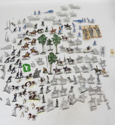 tout un tas de figurines qui sont posées sur la table