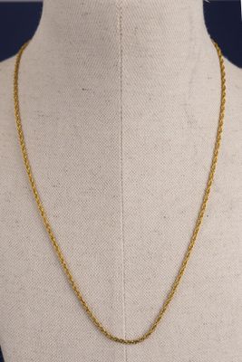 un collier à chaîne en or sur un mannequin mannequin mannequin mannequin mannequin mannequin mannequin mannequin mannequin mannequin