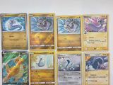 un gros plan sur une pile de cartes Pokémon accrochées au mur