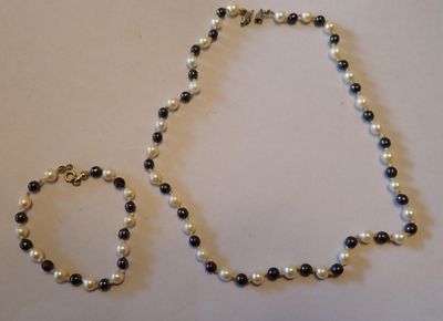 Parure en perles de culture alternées comprenant un collier …