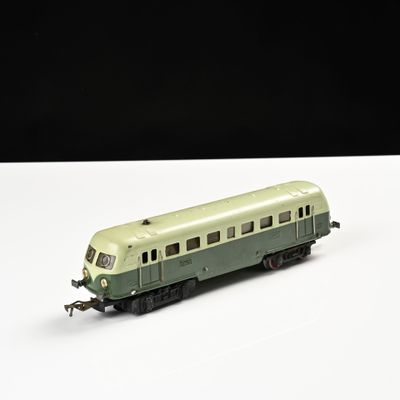 un petit train sur une surface blanche avec un fond noir