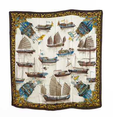 une image représentant un foulard en soie orné de bateaux
