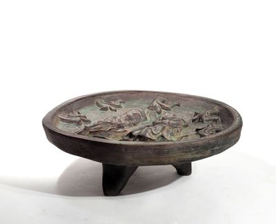 BAS-RELIEF en céramique en forme de plat tripode, le bassin …
