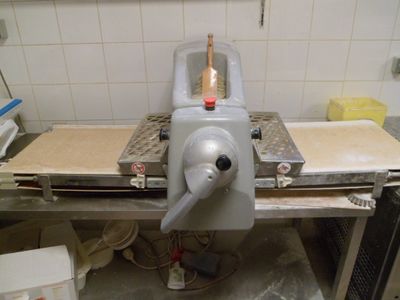 une machine posée sur une table dans une cuisine