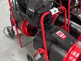 plusieurs types différents de compresseurs d'air sur roues dans un entrepôt